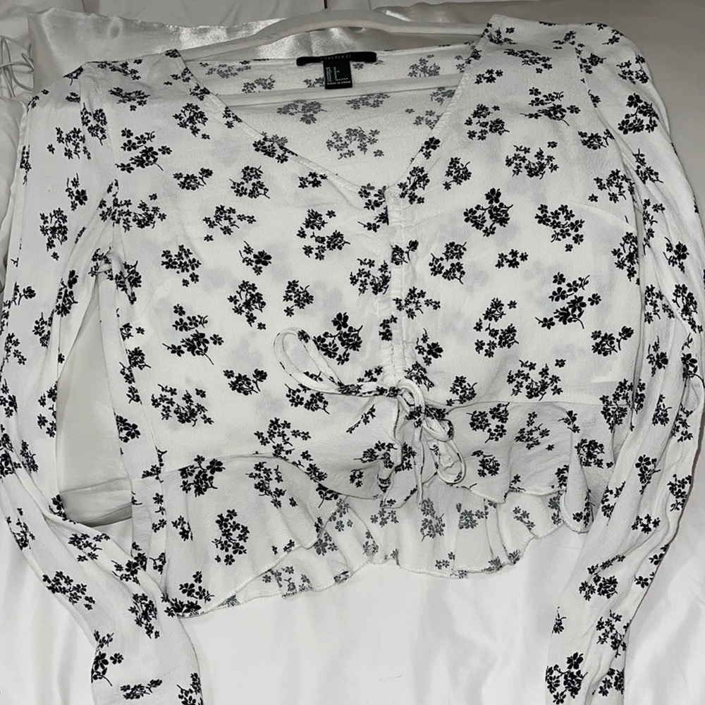 Forever 21! Size small, black and white. Super cute v-neck styled long sleeve.